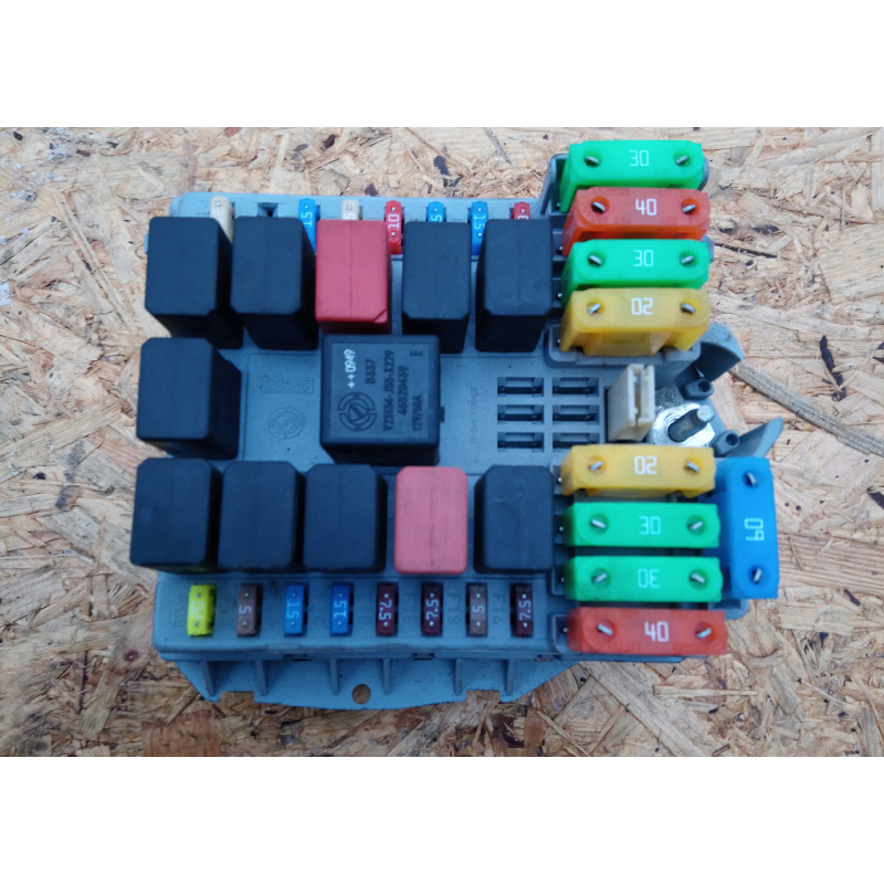 Блок запобіжників 69501171 IVECO Daily 2006-2011 рік 2.3 дизель з європ