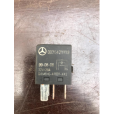 Реле паливного насоса Mercedes Vito /Viano W639 0025421119