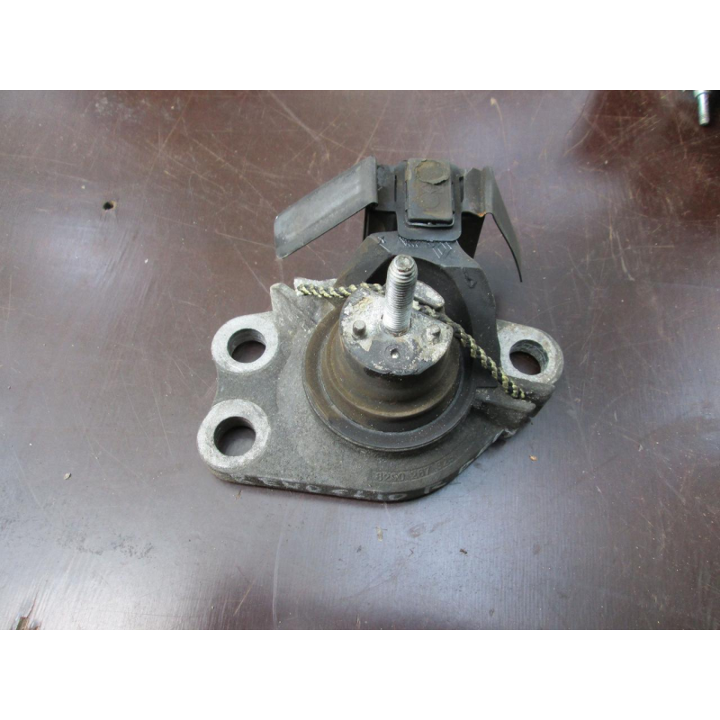 Подушка (опора двигуна ліва) Renault CLIO II 8200267625