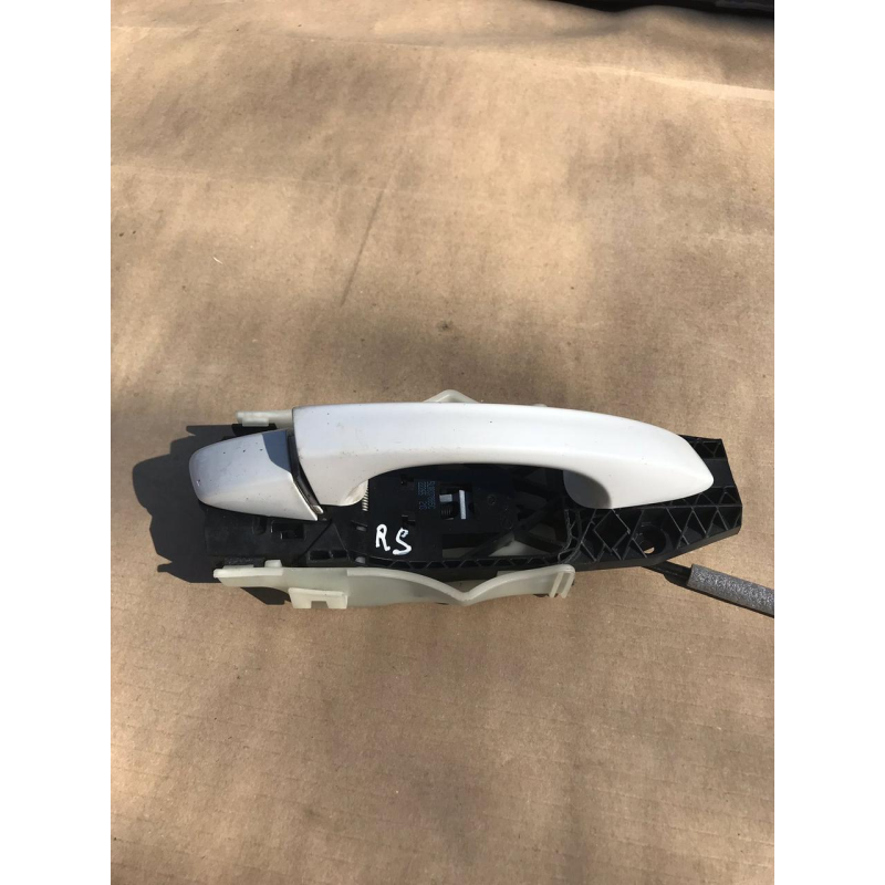 Кронштейн зовнішньої ручки пасажирської двері Skoda Octavia A7 5L0837885C 5G0837206N