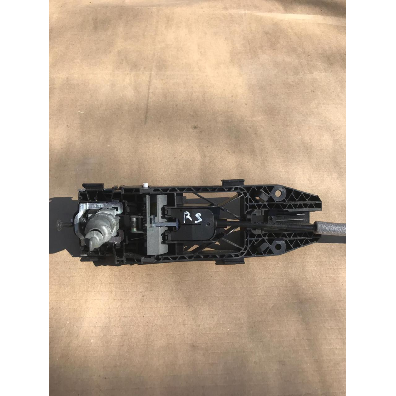 Кронштейн передньої лівої зовнішньої ручки Skoda Octavia A7 5L0837885B 5G0837205N