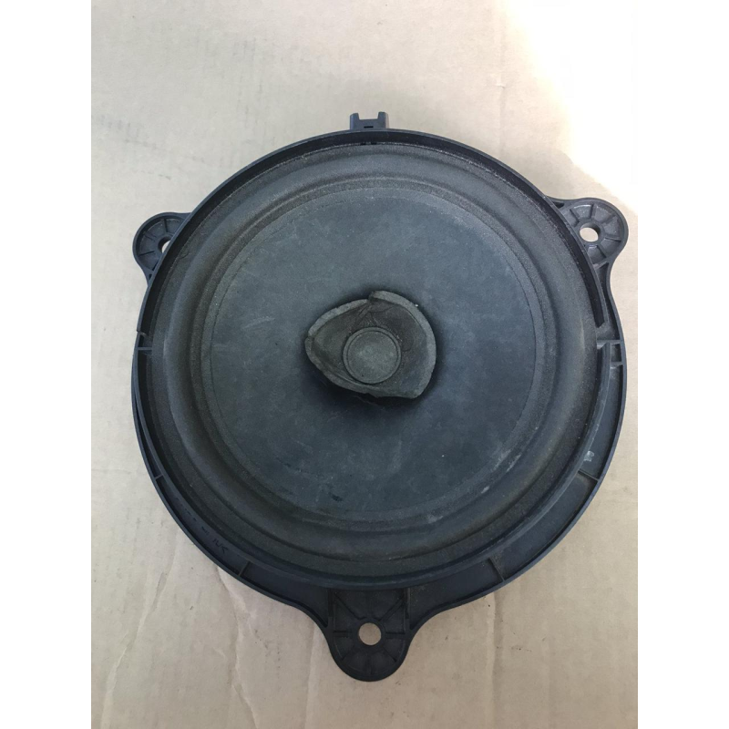 Гучномовець (гучномовці) в задніх дверях Nissan Qashqai /Nissan Note (E11)