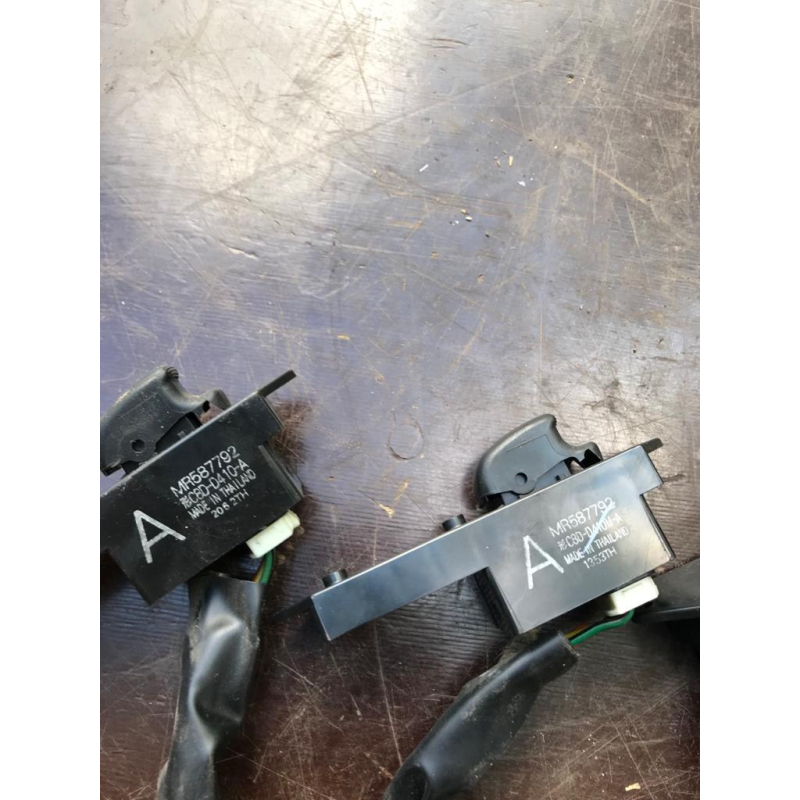 Кнопка склопідіймача Mitsubishi Outlander (CU) 2001-2008 MR587792