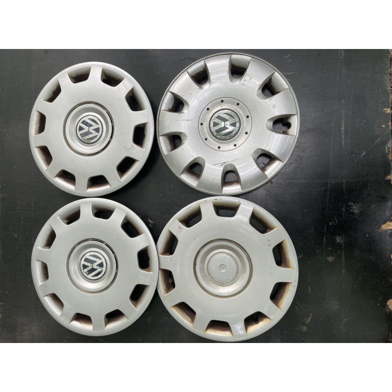 Оригінальні ковпаки на колеса Volkswagen 3B0601147 R15