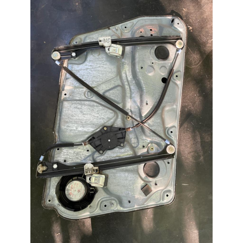 Склопідіймач електричних дверей передньої правої Volkswagen Passat 5 3B4837752EG