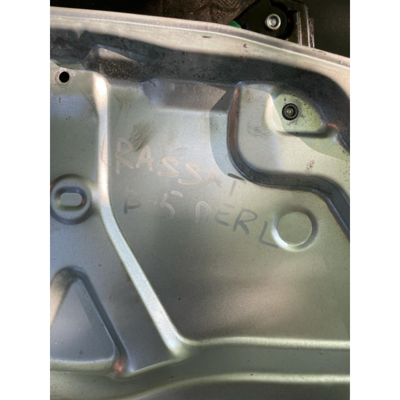 Склопідіймач електричних дверей передньої лівої Volkswagen Passat 5 3B4837755D 3B4837751EG