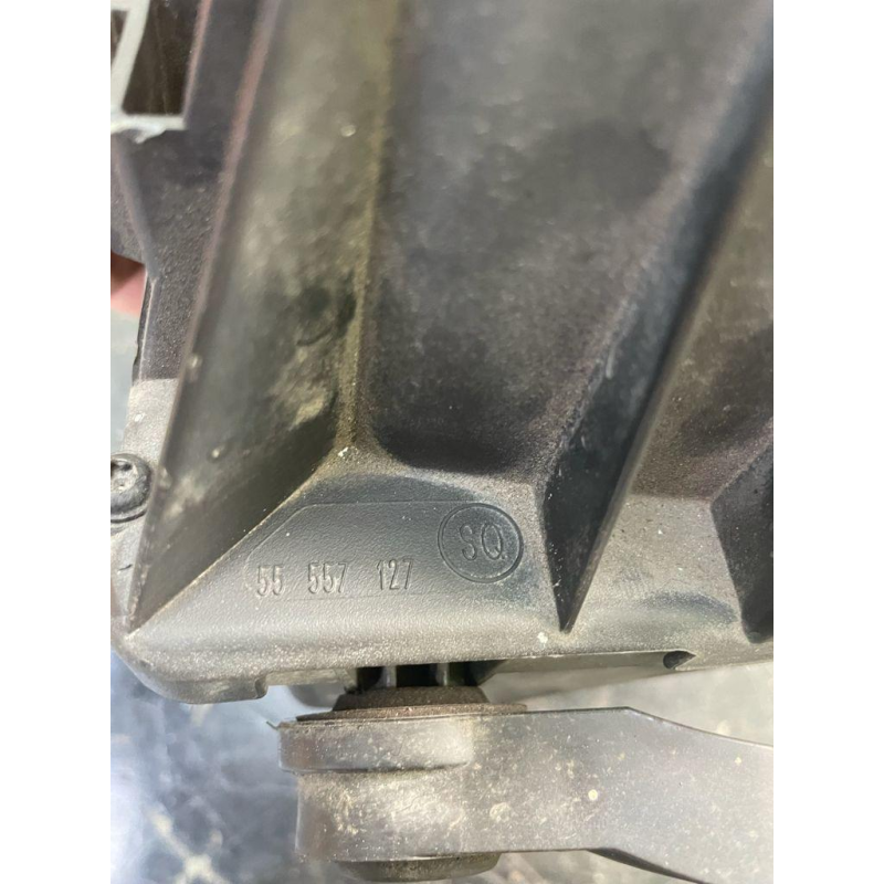 Корпус повітряного фільтра Opel Zafira B/Astra H 1,9 CDTI 4613885936  55557127