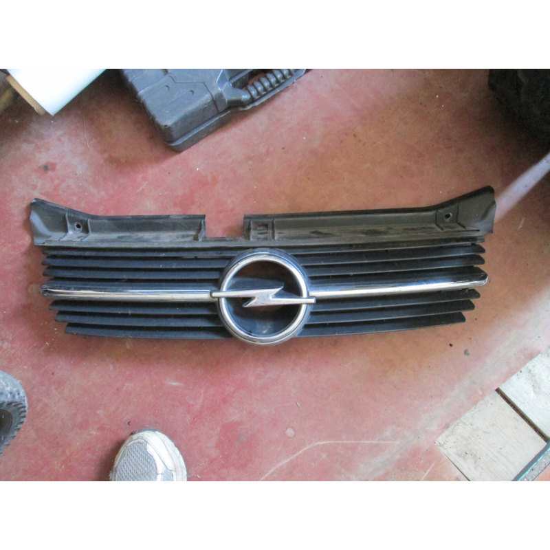 Решітка радіатора Опель Омега B