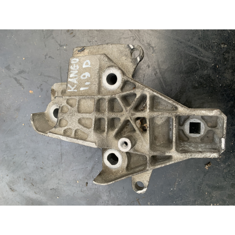 Кронштейн кріплення подушки двигуна правий Renault Kangoo 7700415098