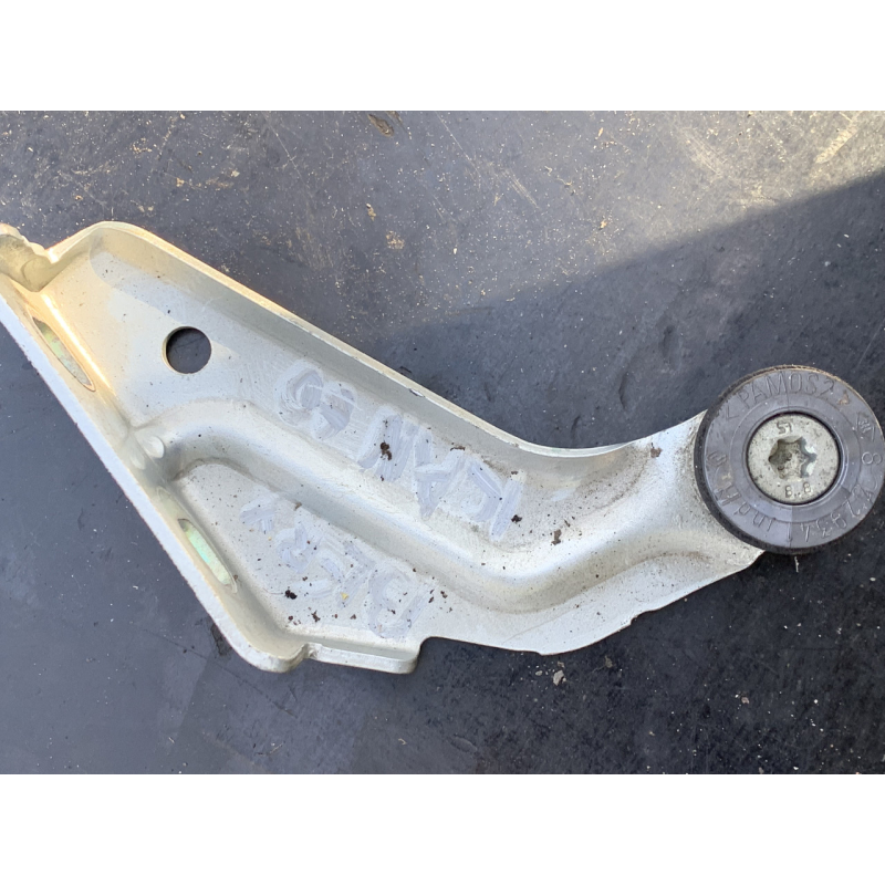Ролик бічних правих зсувних дверей верхній Renault Kangoo 7700303515