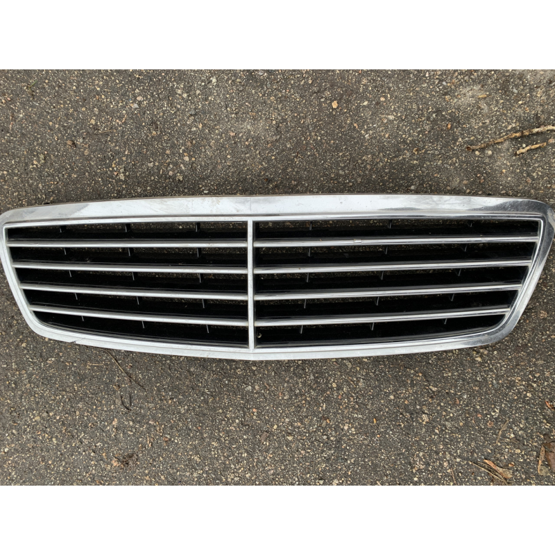 A2038800183 Mercedes решітка радіатора A2038800183 Mercedes решітка радіатора