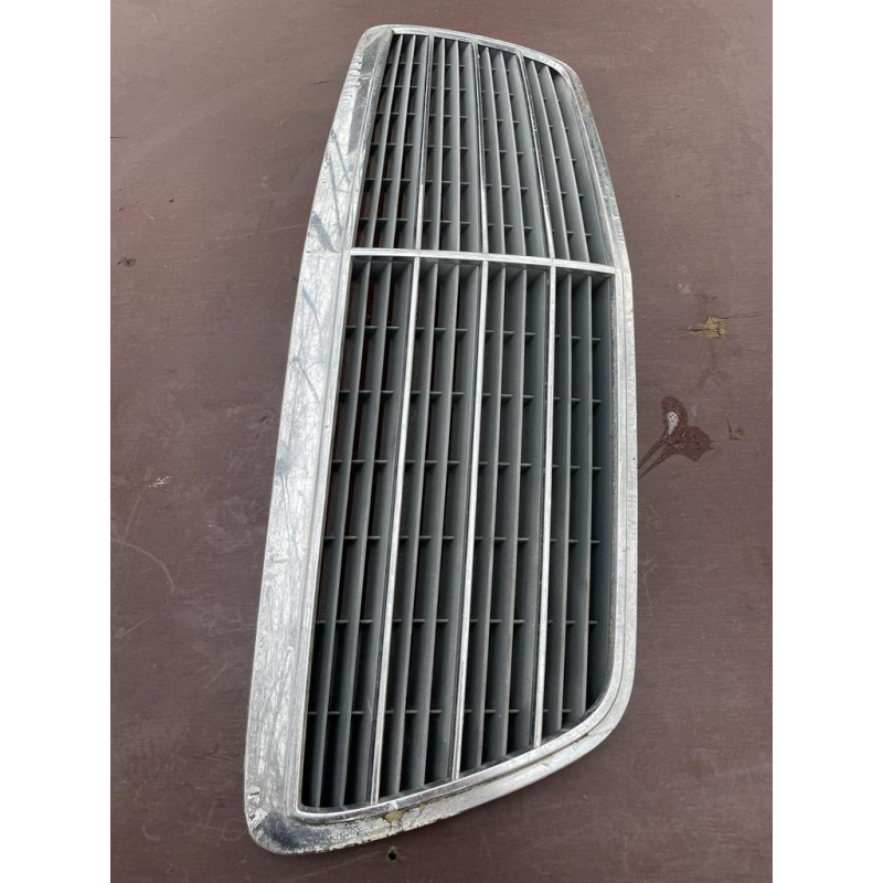 Решітка радіатора  Mercedes E-class (W210) 1995-2002 2108800583