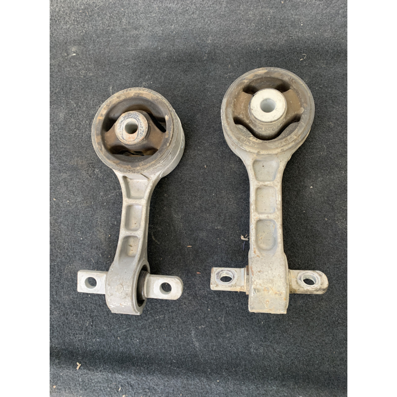 Подушка (опора двигуна) Honda Civic 5D 50880SMGE02  50880SMGE01
