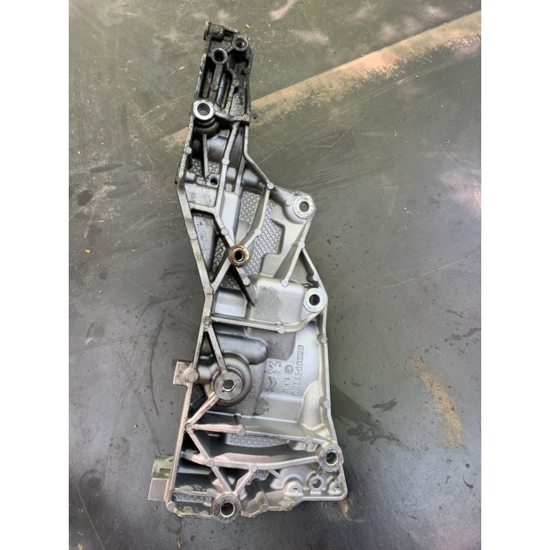 Кронштейн/лапа генератора Opel Vivaro 2.0 HDI 9820041180