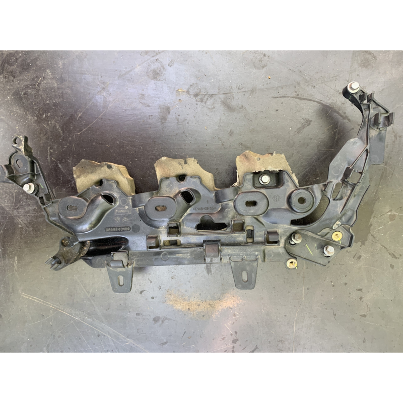 Накладка двигуна (кришка, захист) Opel Vivaro/Peugeot/Citroen 2.0 HDI 9808843180 Накладка двигуна (кришка, захист) Opel Vivaro/Peugeot/Citroen 2.0 HDI 9808843180
