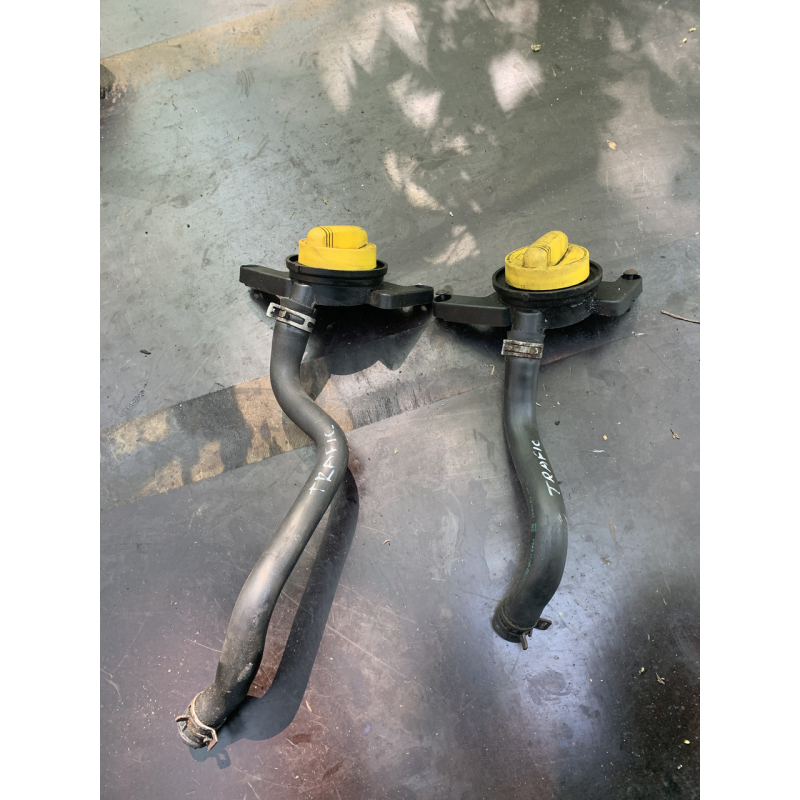 Патрубок оливзаливної горловини Renault Trafic /Opel Vivaro/Nissan Primastar 2.0dCI 8200523578 93857790
