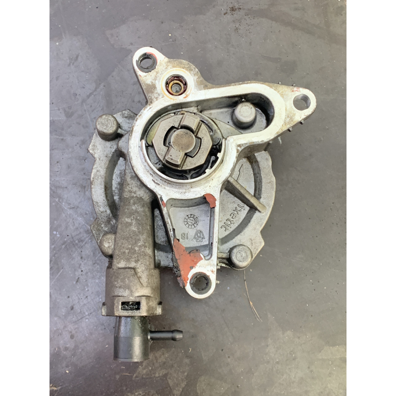 Вакуумний насос Renault Trafic/Opel Vivaro/Nissan Primastar 2.0 dCI 8200881338 146502570R