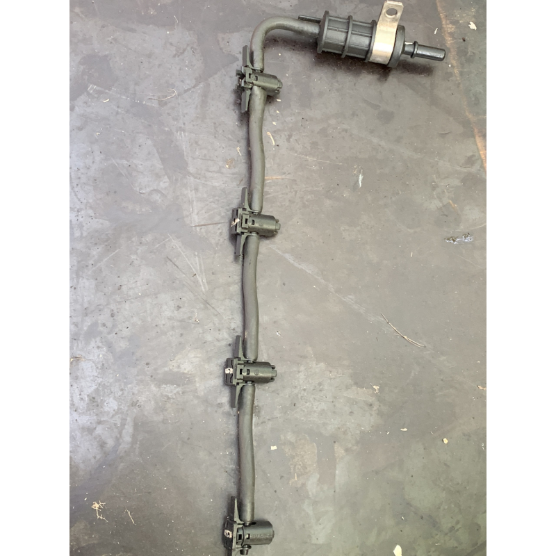 Трубка паливна зворотна з клапаном Renault Trafic ll/Opel Vivaro/Nissan Primastar  2.0DCI 8200894668