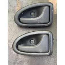 Ручка дверей передньої правої Renault Trafic/ Opel Vivaro/Nissan Primastar  8200028995  99035101
