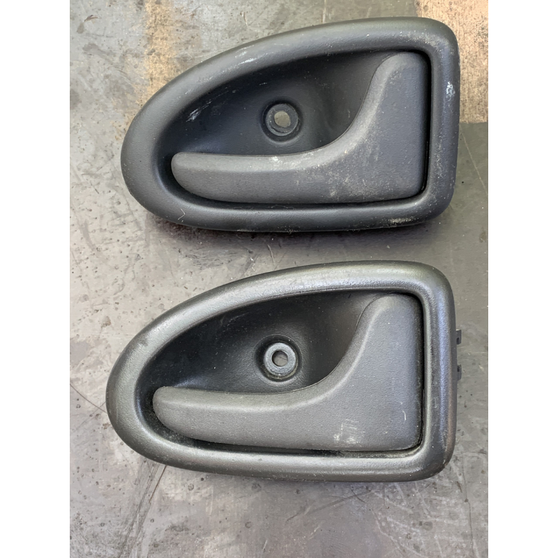 Ручка дверей передньої правої Renault Trafic/ Opel Vivaro/Nissan Primastar  8200028995  99035101