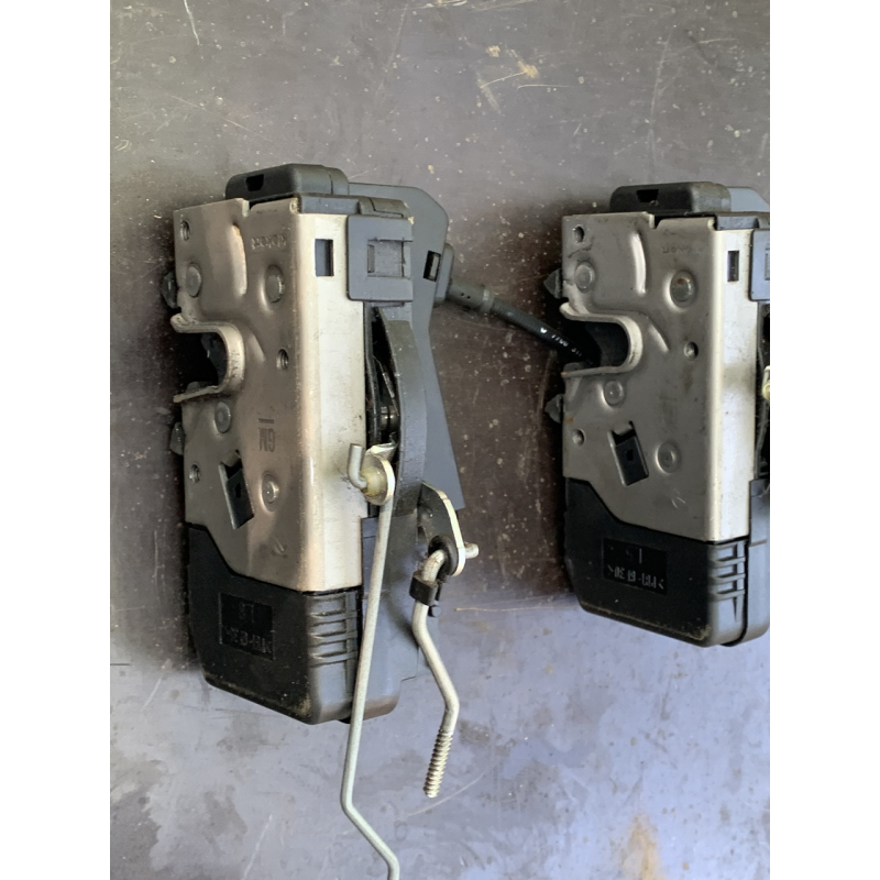 Замок дверей передній лівий Renault Trafic/Opel Vivaro/ Nissan Primastar 8200008246 91166237 8200008260