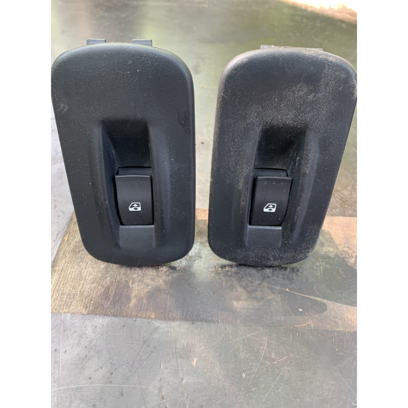Кнопка склопідіймача правих дверей Renault Trafic /Opel Vivaro/Nissan Primastar 8200011870 91165802