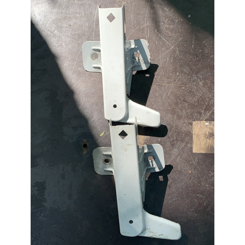 Кронштейн кріплення крила переднього правого Renault Trafic /Opel Vivaro/ Nissan Primastar 93856373 820052329