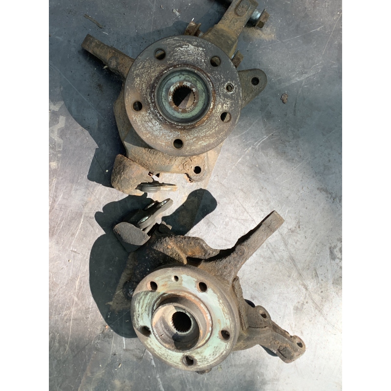 Поворотний кулак (цапфа) передній правий  Renault Trafic  2.0 dCi 2001-2014 8200630533 402027125R