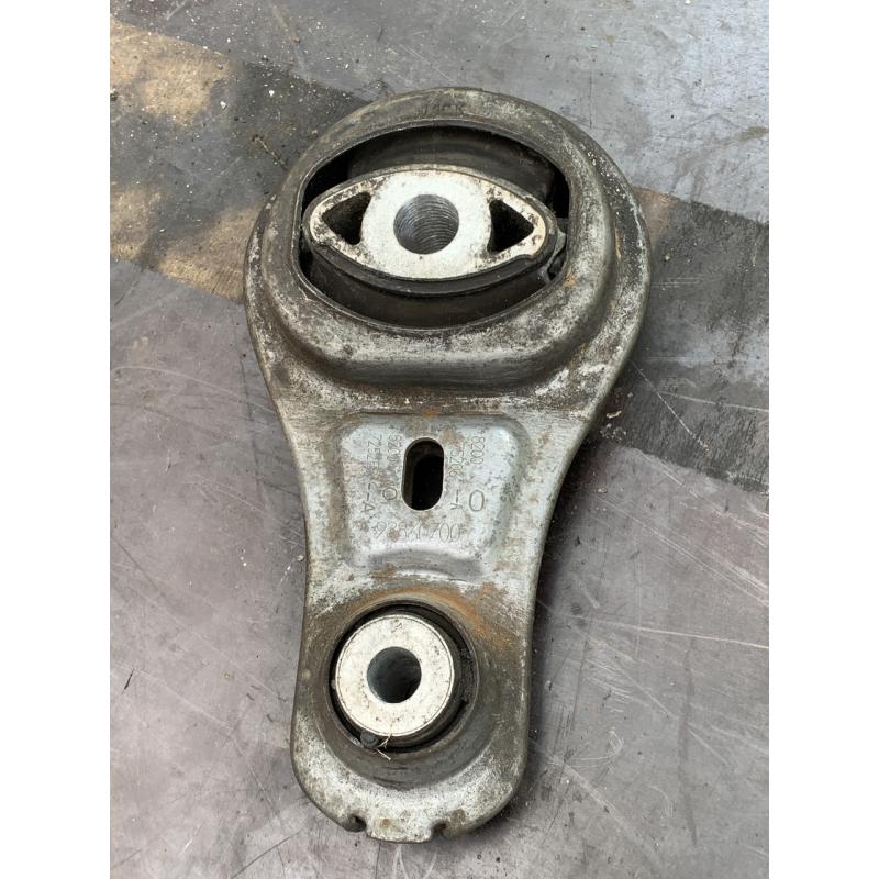 Подушка двигуна (Опора) нижня Renault Trafic  Opel Vivaro Nissan Primastar 8200725253-A 8200725253