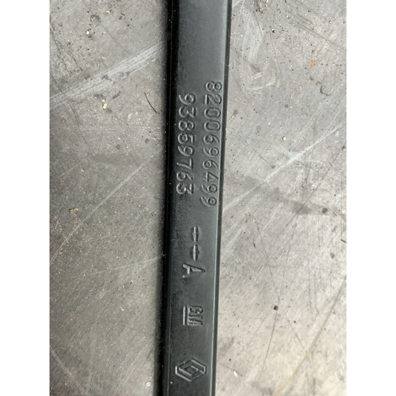 Важіль склоочисника передній правий  на Renault Trafic/Opel Vivaro/ Nissan Primastar 8200696499