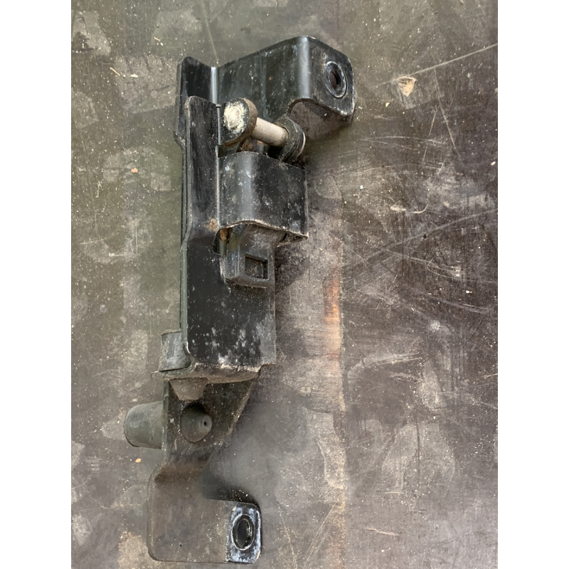Обмежувач дверей бічної правої Renault Trafic /Opel Vivaro/ Nissan Primastar 7700312381