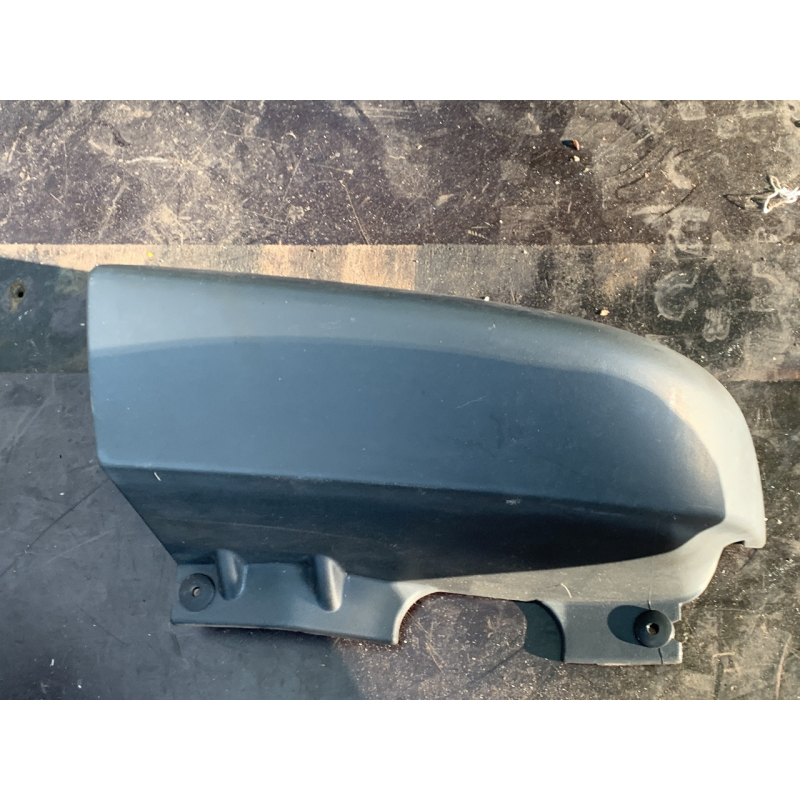 Декоративна накладка верхня заднього ліхтаря ліва Renault Trafic/ Opel Vivaro/ Nissan Primastar 8200011485