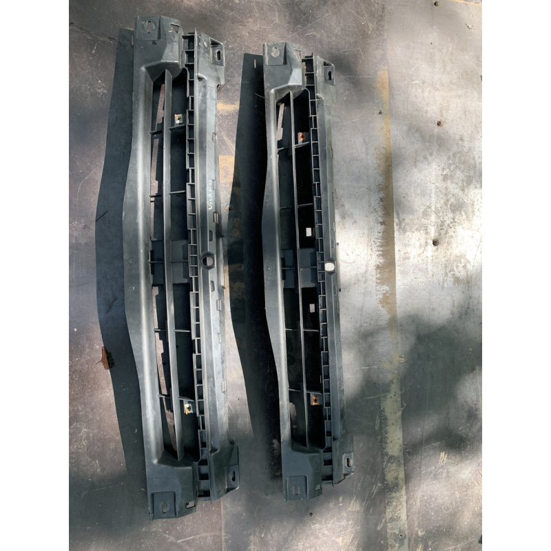 Решітка радіатора внутрішня Renault Trafic / Opel Vivaro / Nissan Primastar 620300102R 93857535 GM 9385753