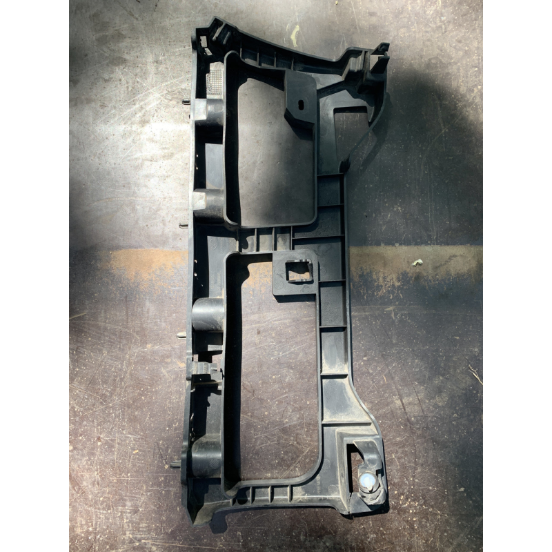 Кронштейн кріплення заднього бампера (R) Renault Trafic /Opel Vivaro /Nissan Primastar 9810782680