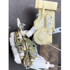 Замок дверей передньої лівої Toyota Yaris  6932052280