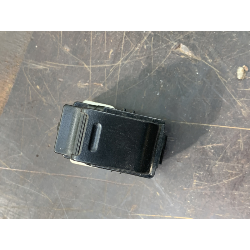 Кнопка увімкнення мотора склопідіймача передня права на Toyota Yaris 8481052030