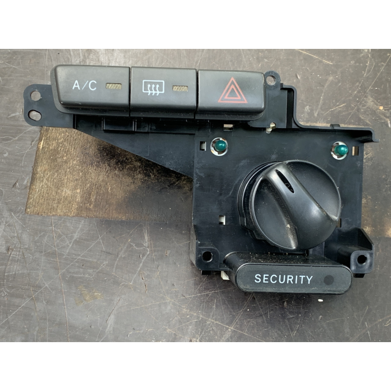 Кнопка аварійної сигналізації Toyota Yaris 758294