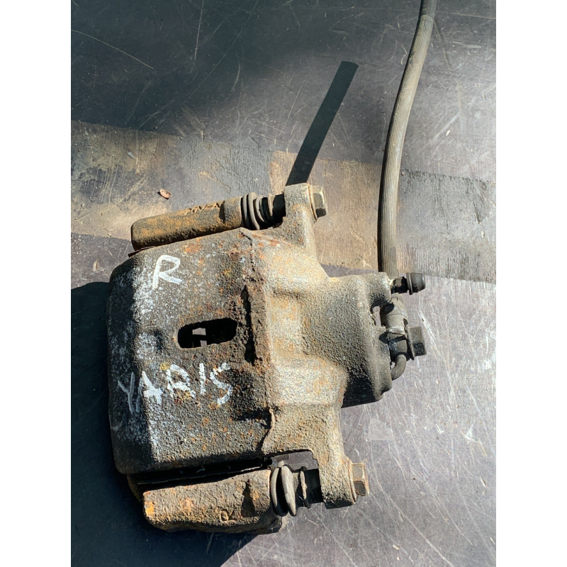 Суппорт гальмівний передній правий Toyota Yaris 4773052020