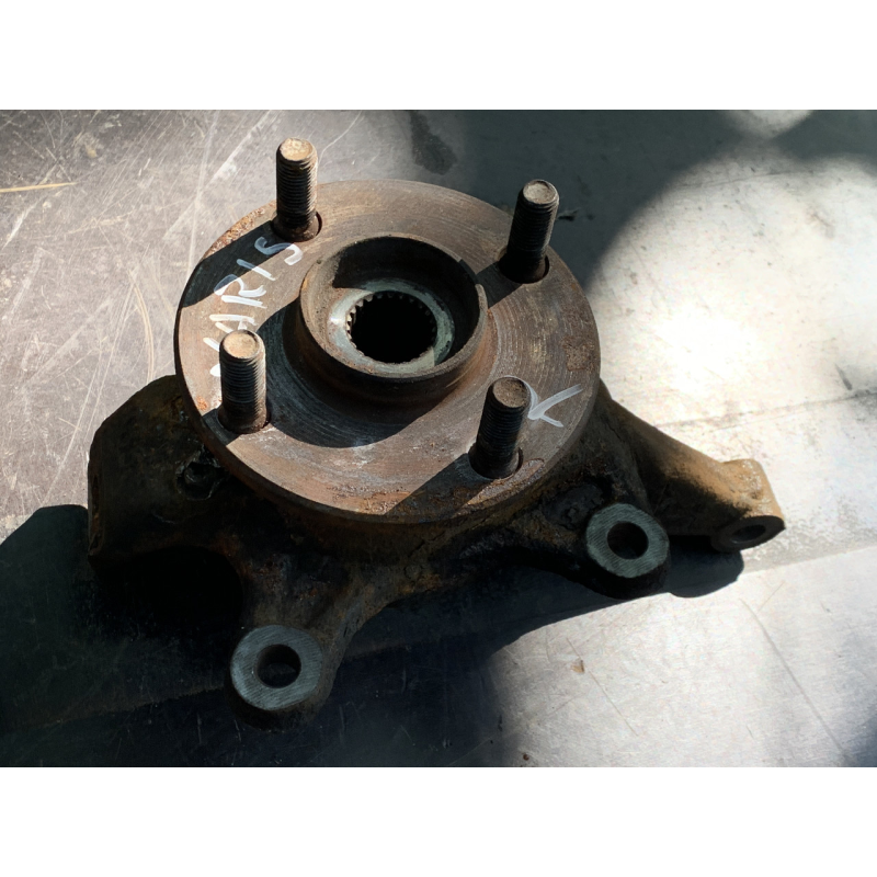 Цапфа (поворотний кулак) передній лівий на Toyota Yaris 4321152010