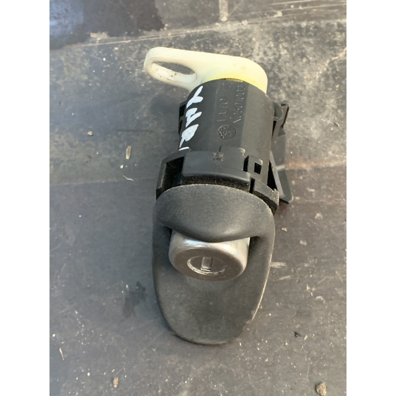 Кнопка та личинка замка кришки багажника Toyota Yaris N0501002 Кнопка та личинка замка кришки багажника Toyota Yaris N0501002