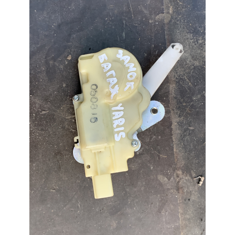 Привод центрального замка заднього Toyota Yaris 6915052011 69150-52011