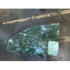 Скло дверей бічне ліве Toyota Yaris 43R-000464 6812052010