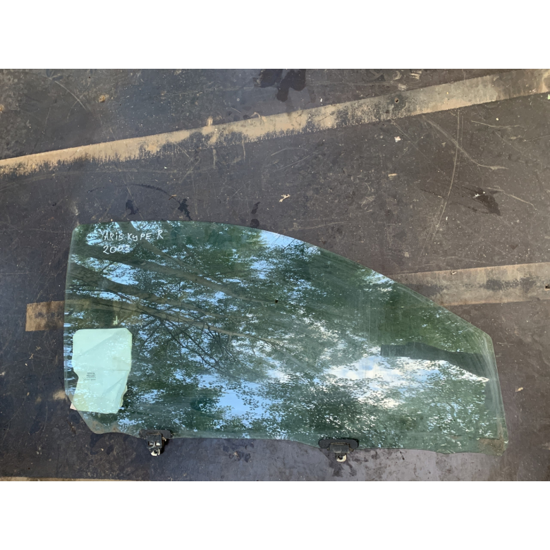 Бічне скло переднє праве (пасажирські двері) Toyota Yaris 6811052010 43R-000464 Бічне скло переднє праве (пасажирські двері) Toyota Yaris 6811052010 43R-000464