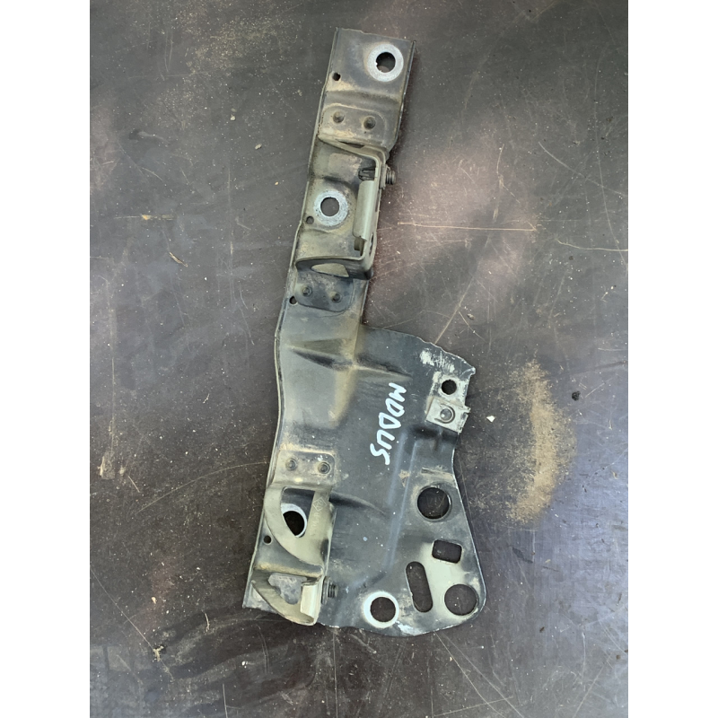 Кронштейн крила переднього правого Renault Modus 7782111146