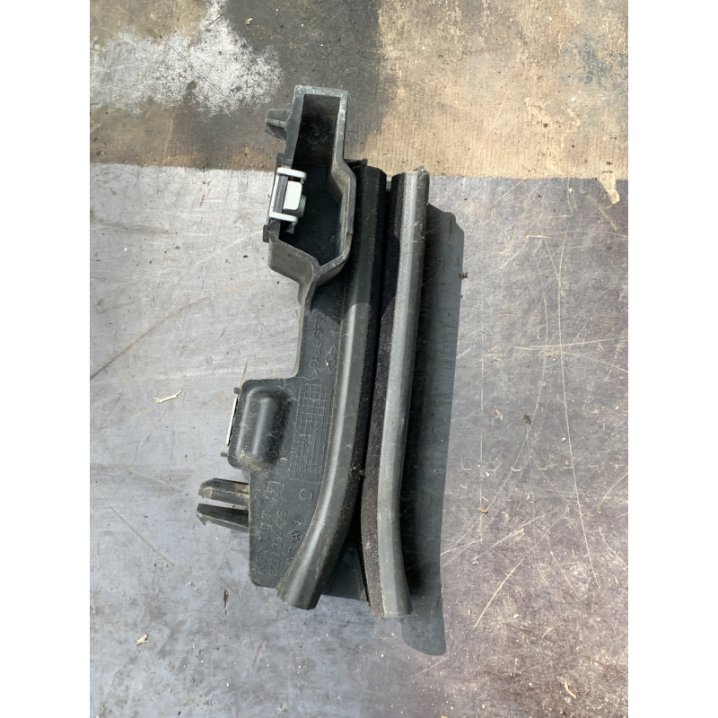 Кронштейн/  напрямна  скла задніх правих дверей Renault Modus 8200334498