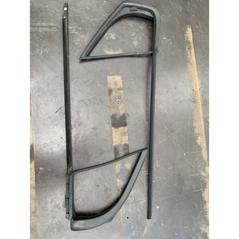 Ущільнювач скла передньої лівої/правої  дверей Renault Modus 8200338694  8200338696