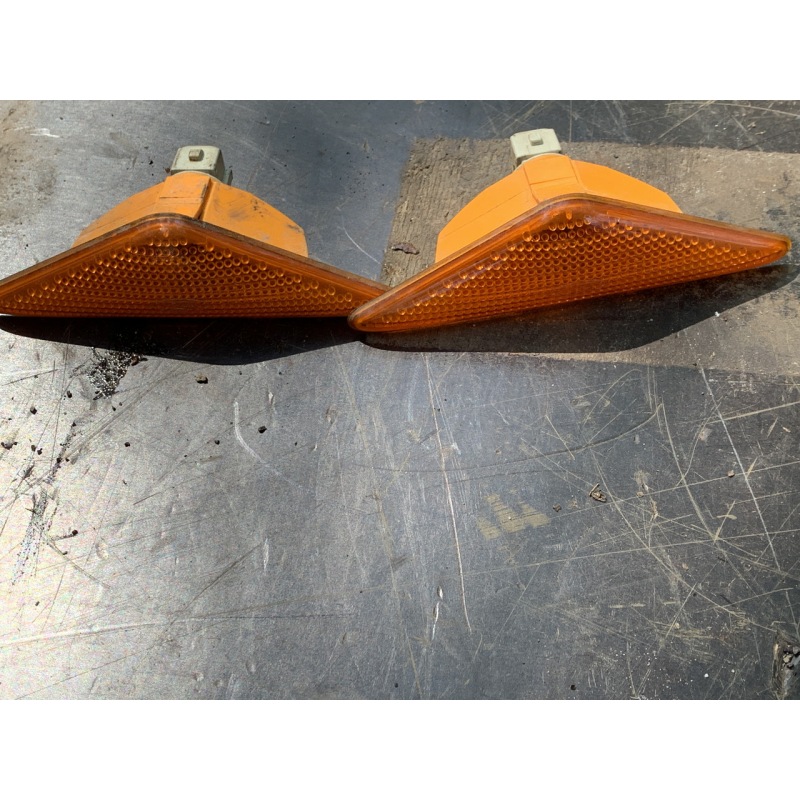Повторювач повороту жовтий Ford Focus MK1 XS4H3K354A