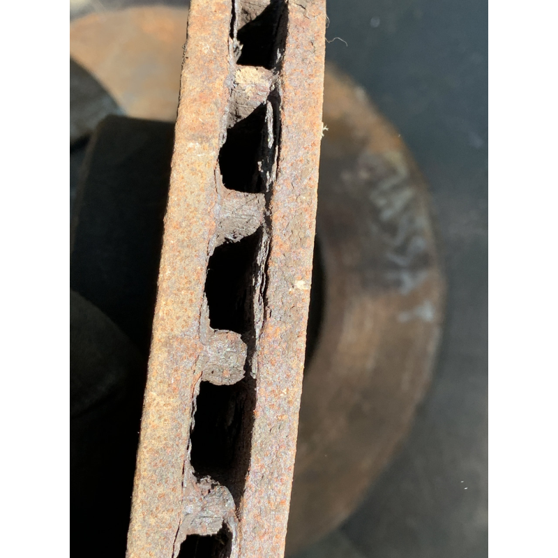 Диск гальмівний передній Volkswagen Passat B6 5Q0615301F Диск гальмівний передній Volkswagen Passat B6 5Q0615301F