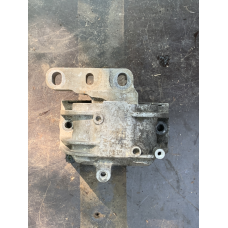 Подушка (опора) двигуна права Volkswagen Passat B6 1K0199262