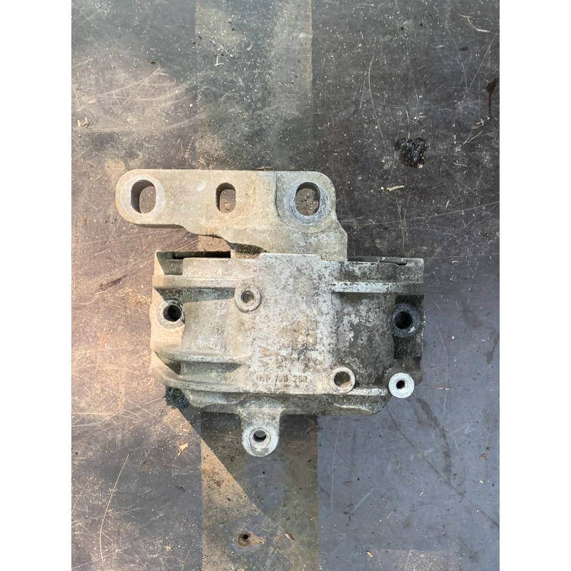 Подушка (опора) двигуна права Volkswagen Passat B6 1K0199262